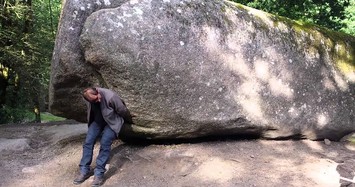 Thú vị hòn đá nặng 137 tấn nhưng ai cũng xê dịch dễ dàng 