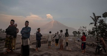 Cận cảnh núi lửa cao nhất Indonesia mới phun trào