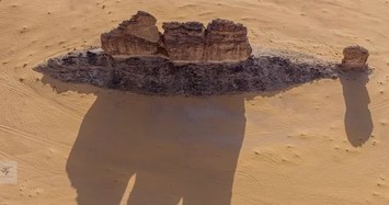 Giải mã khối đá khổng lồ giống con cá bất ngờ trồi lên giữa sa mạc