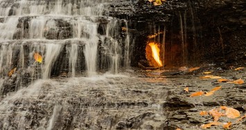 Khoa học chưa thể giải mã ngọn lửa bất diệt trong thác nước Mỹ 