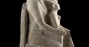 Vì sao pharaoh Ai Cập ngồi trong lòng “người lạ"?