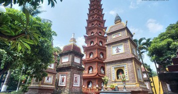 Vẻ độc đáo của loạt đền chùa nổi tiếng quanh phố Trúc Bạch, Hà Nội 