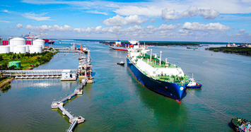 Cận cảnh chuyến tàu nhập khẩu LNG đầu tiên cập bến Thị Vải của PV GAS
