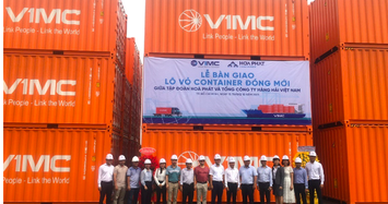 Hòa Phát bàn giao lô container cho VIMC