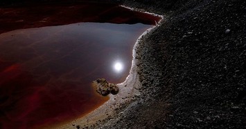Sửng sốt trăng tròn in bóng trong hồ máu đỏ tựa sao Hỏa