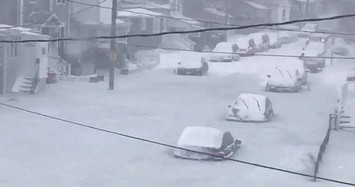Hàng loạt ôtô thành “đá cục” giữa bão tuyết kỷ lục tại Mỹ