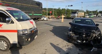 Ôtô Mazda 6 tông xe cấp cứu, nữ y tá văng xuống đường