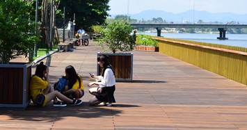 Giới trẻ đổ xô "check in" cầu đi bộ bằng gỗ lim trên sông Hương