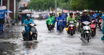 Ảnh: Người dân Sài Gòn lại lội bì bõm sau mưa lớn