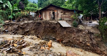 Số người thương vong do mưa lũ “khủng khiếp” liên tục tăng