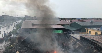 Cháy chợ Gạo ở Hưng Yên: Tiểu thương vội dựng cột, giữ chỗ kinh doanh
