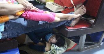Kinh hoàng tàu tết: Hành khách chen chúc, chui gầm ghế để ngủ