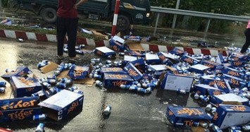 Hàng chục thùng bia đổ xuống đường, người dân chung tay nhặt giúp lái xe