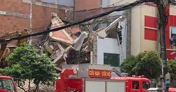 TP HCM: Nhà 2 tầng đổ sập, 3 nam công nhân bị vùi lấp