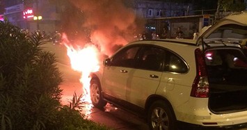 Ô tô CRV kéo lê xe máy bốc cháy giữa đường Hà Nội