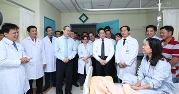 Bí thư Thành ủy TP HCM đi thăm, chúc mừng nhân ngày Thầy thuốc Việt Nam