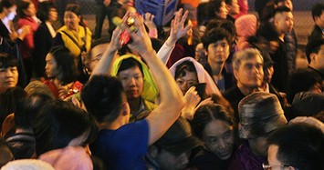 Hàng trăm người chèn ép, giành giật lộc chùa Phúc Khánh