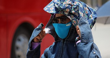 Ảnh: Nắng nóng gay gắt, người Hà Nội mặc như "Ninja" ra đường