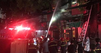 Hiện trường khủng khiếp cháy lớn ở Đê La Thành, 10 căn nhà thiệt hại