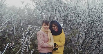 Du khách thích thú ngắm tuyết rơi trên đỉnh Mẫu Sơn