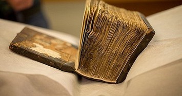 Hé lộ bí mật ẩn trong cuốn sách 1.400 tuổi khi đem chụp X-quang