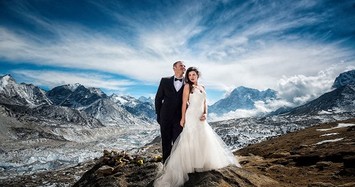 Cặp đôi làm cưới trên đường lên đỉnh Everest