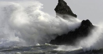 Áp thấp ngày càng mạnh, Biển Đông mưa dông kèm gió giật, lốc xoáy
