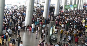 Sân bay Tân Sơn Nhất đông nghịt người đón Việt kiều về quê ăn Tết