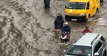 Máy bơm khủng "thất thủ", đường Nguyễn Hữu Cảnh thành sông sau cơn mưa