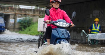 Xe “đội sóng” vượt hầm chui đại lộ Thăng Long một ngày sau mưa ngập