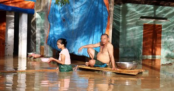 Người dân xứ Nghệ gồng mình đối phó với lũ lụt kéo dài