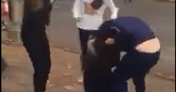 2 nhóm thiếu nữ dùng nón bảo hiểm lao vào đánh nhau
