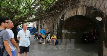 Cuộc sống tại những vòm cầu trăm năm tuổi trên phố Phùng Hưng