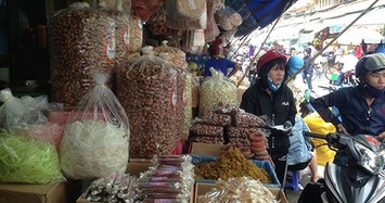 Bánh kẹo, mứt tết "ba không" đổ bộ chợ Sài Gòn