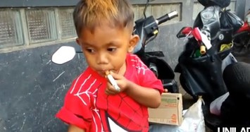 Bé trai 2 tuổi nghiện thuốc lá, ngày “tiêu thụ” 40 điếu