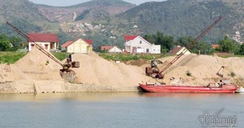 Cả làng bất lực nhìn hàng chục tàu "rút ruột" sông Lam