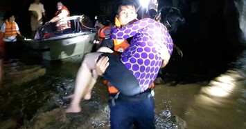 Thanh Hóa: Cảnh sát cứu hộ, cứu nạn trắng đêm giải cứu người dân kẹt trong rốn lũ  