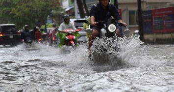 Mưa lớn, nhiều khu vực ở TP Hồ Chí Minh ngập nặng 