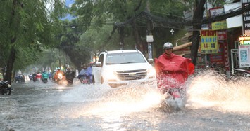 TP HCM: Trẻ cười, người lớn “khóc” lội nước trong cơn mưa tầm tã