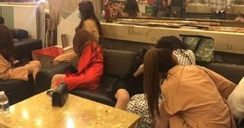 Vũ nữ mặc “nội y” phục vụ khách nước ngoài hát Karaoke ở TP HCM