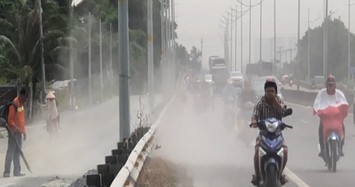 “Bão bụi” tấn công người đi xe máy trên đường dẫn cao tốc TP HCM