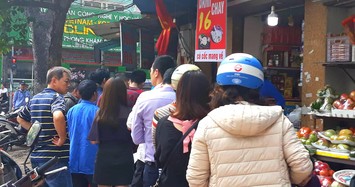 Người Hà Nội xếp hàng dài mua bánh trôi ăn Tết Hàn thực