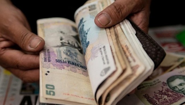 Lạm phát cao ngất, dân mang cả ba lô tiền đi mua hàng, chính phủ Argentina phải phát hành tờ tiền mệnh giá lớn