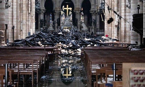 Tan hoang bên trong Nhà thờ Đức Bà Paris sau vụ cháy kinh hoàng