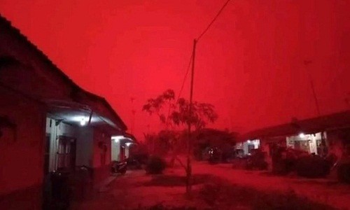 Vì sao bầu trời ở Indonesia như rực lửa?