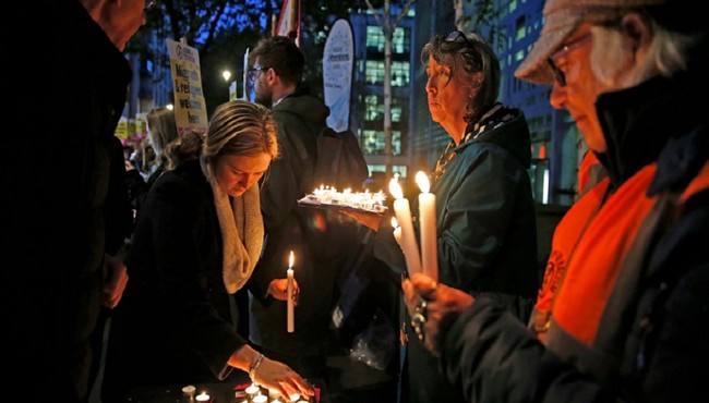 Người Essex tưởng niệm 39 nạn nhân chết cóng trong xe tải