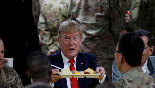 Tổng thống Trump đích thân phục vụ đồ ăn cho lính Mỹ