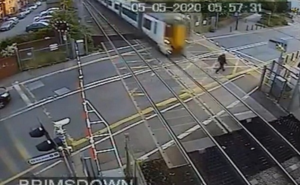 Cảnh tàu hỏa suýt tông trúng người cố vượt qua đường ray