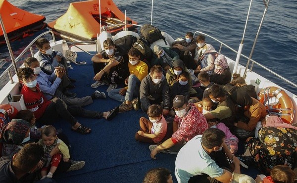 Thảm cảnh người di cư bị 'bỏ rơi' giữa biển