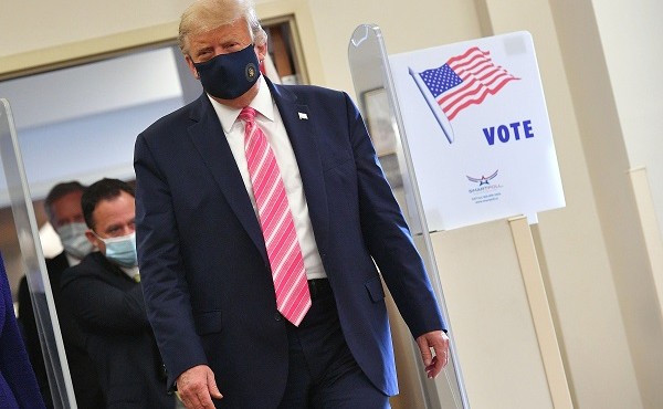 Tổng thống Trump đeo khẩu trang đi bỏ phiếu sớm tại bang Florida